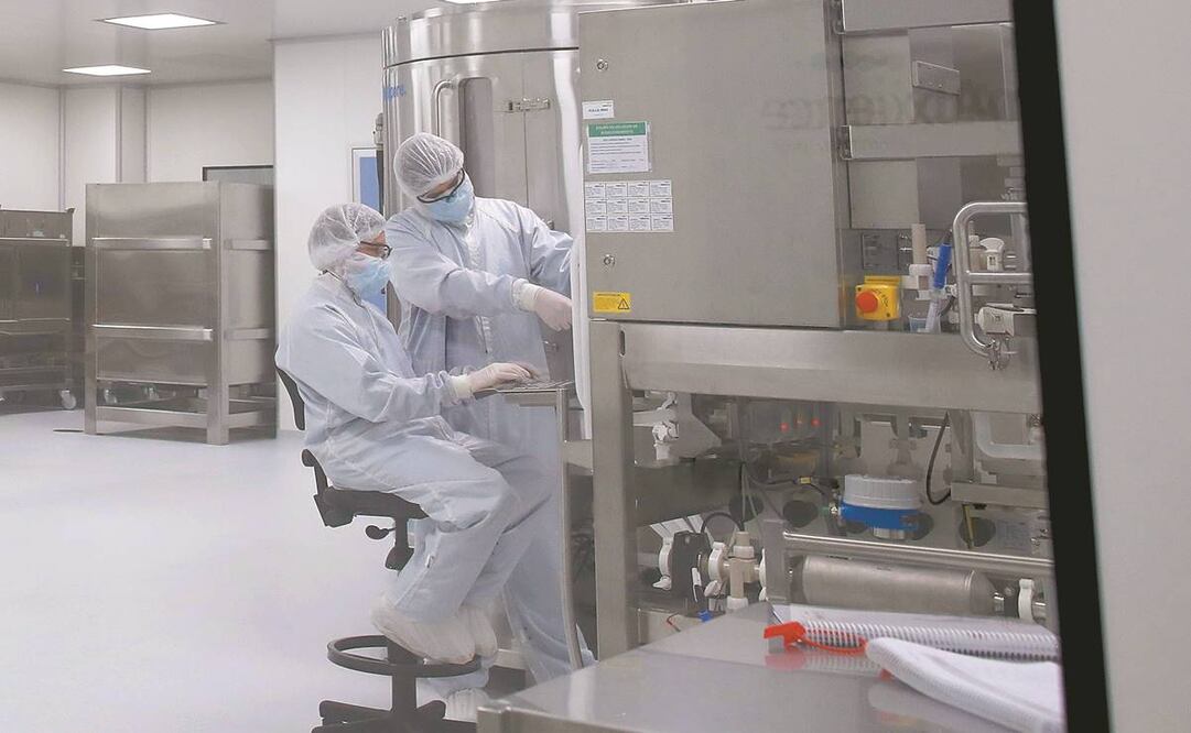 Investigadores trabajan en una vacuna anti-Covid de AstraZeneca. Foto: ARCHIVO AP