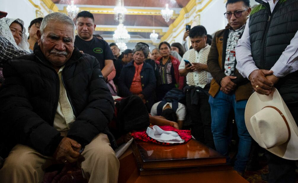 La gente asiste a una misa junto al ataúd del sacerdote católico y muestran dolor por la pérdida. Foto: Isabel Mateos / AP