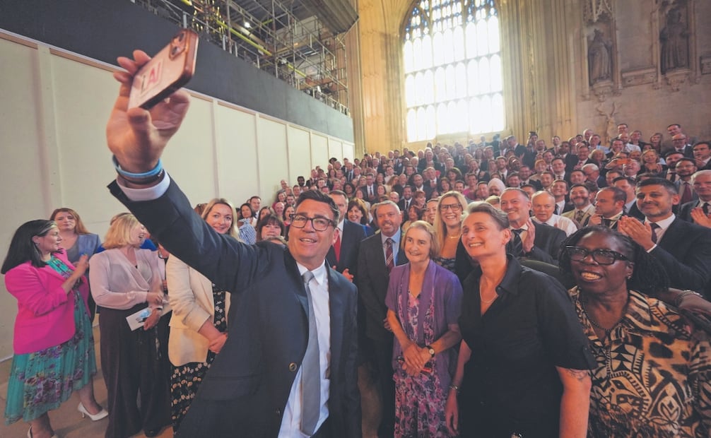 Andy Burnham con sus colegas en Westminster Hall, tras haber jurado como diputado. Busca suceder a Starmer. Foto: AP