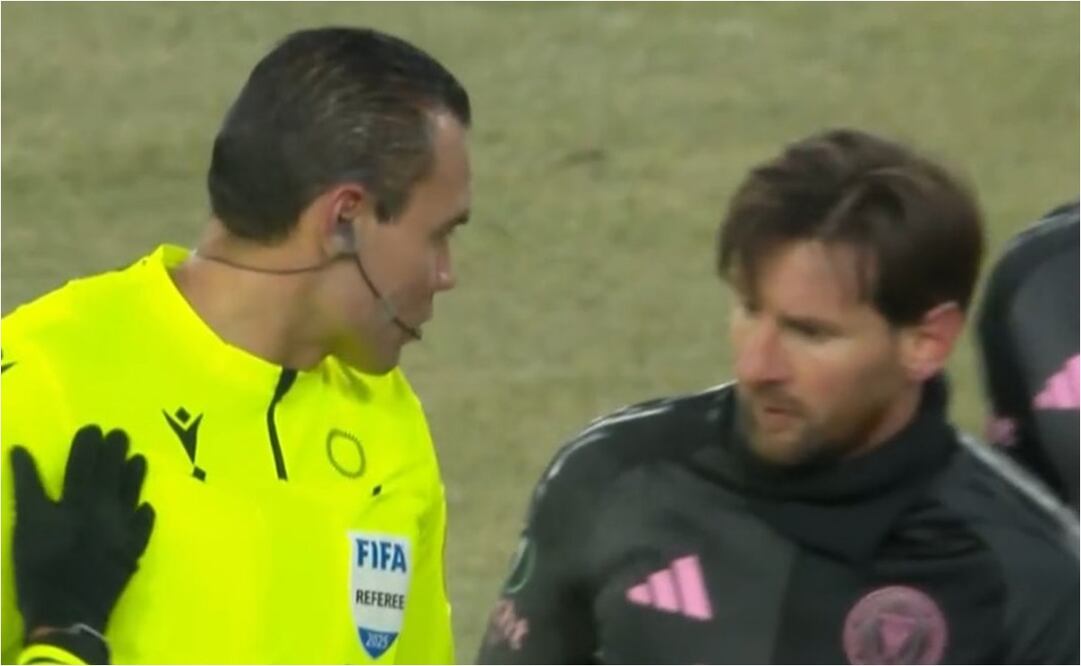 FOTO: ESPECIAL - Marco Antonio 'Gato' Ortiz, árbitro mexicano le pide su camiseta a Lionel Messi