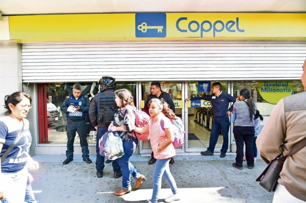 Los hombres que robaron una tienda departamental por el Metro Iztacalco usaron mazos para romper vitrinas y sustraer teléfonos celulares (HUGO GARCÍA. EL UNIVERSAL)