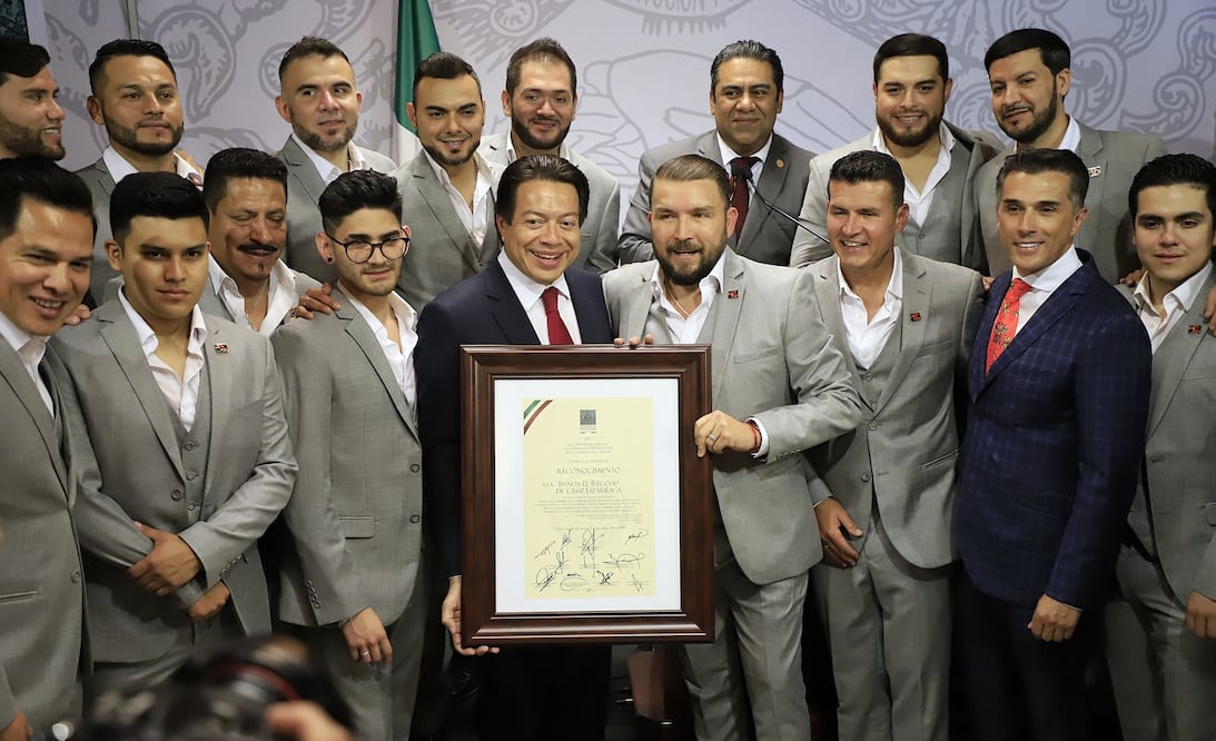 El líder de Morena, Mario Delgado, entregó un reconocimiento a la banda El Recodo por su trayectoria (Comunicación Social de Morena)