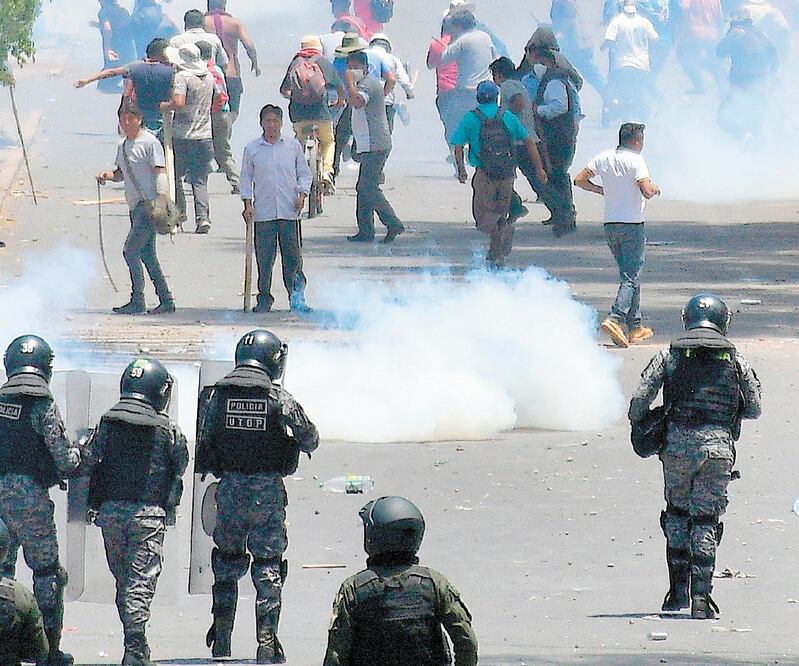 Van contra Evo Morales. Las manifestaciones contra el presidente de Bolivia se intensificaron con bloqueos en las principales ciudades del país. JORGE ÁBREGO. EFE