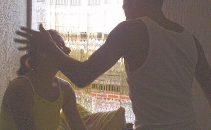 Le trajo su cerveza caliente... y la molió a golpes