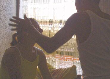 Le trajo su cerveza caliente... y la molió a golpes