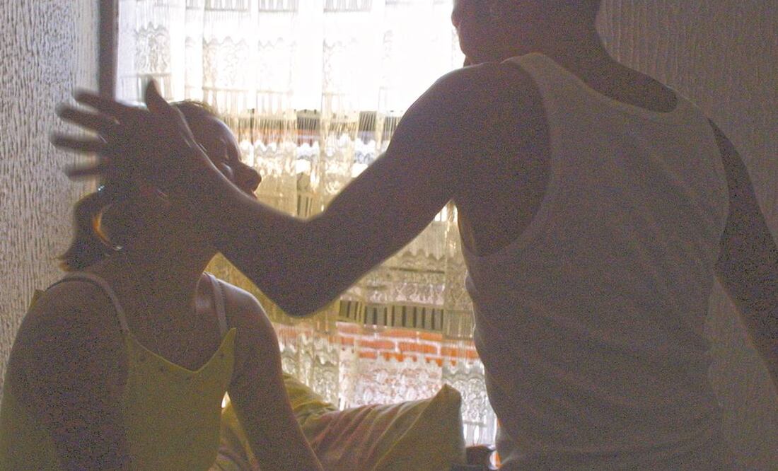 La fiscalía informa que ha recibido llamadas de auxilio que van desde gritos como “no sirves ni para cocinar” hasta golpes bajo el influjo del alcohol. Foto: ARCHIVO EL UNIVERSAL