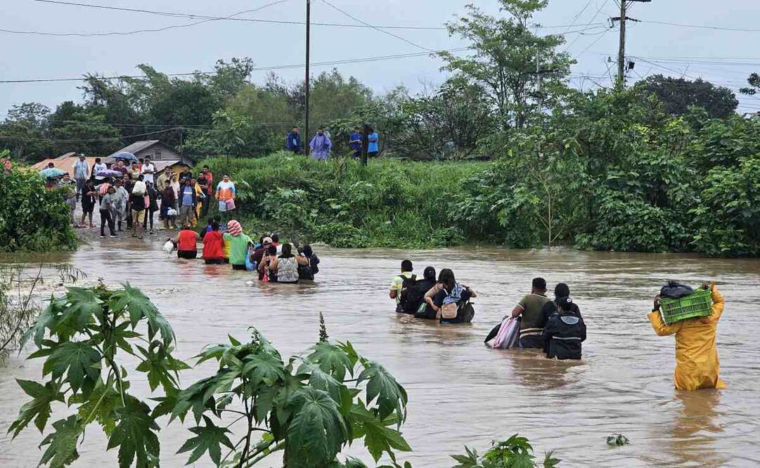 La Secretaría de Gestión de Riesgos y Contingencias Nacionales de Honduras sumó a un sexto departamento en alerta roja (evacuación obligatoria) ante las intensas lluvias que sigue causando una estacionaria tormenta tropical Sara, en el Caribe, con miles de personas afectadas. Foto: EFE