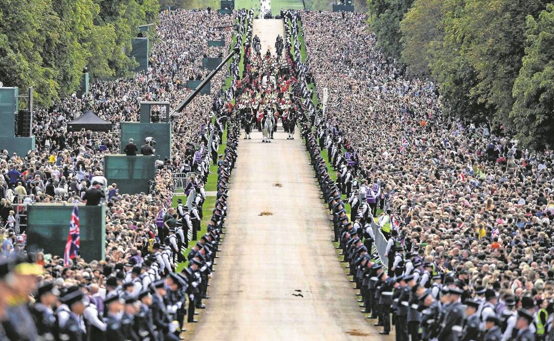 La procesión que seguía al ataúd de la reina Isabel II, a bordo del coche fúnebre estatal, recorrió el Long Walk en Windsor el 19 de septiembre pasado. Pedro Tinoco/AFP