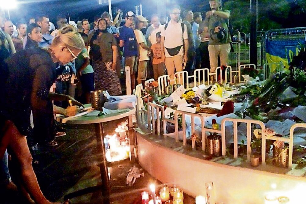 En la urbe ubicada en el sur de Europa no se siente un clima de miedo. En la imagen, una francesa rinde homenaje a las víctimas de Niza (INDER BUGARIN. EL UNIVERSAL)