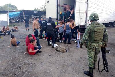 Detiene Guardia Nacional tráiler con 100 indocumentados en Querétaro