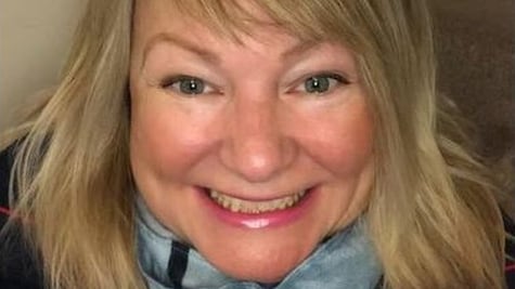 Mujer casi termina en bancarrota tras participar en sitio de citas online