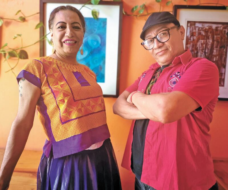 Existen muxes que se inclinan por la vestimenta tradicional de la mujer zapoteca y quienes usan ropa de hombre. Fotos/CORTESÍA y ROSELIA CHACA. EL UNIVERSAL