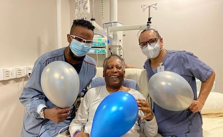 Pelé agradece al personal médico que lo cuida en el Hospital