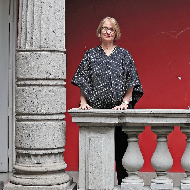 Margarita de Orellana en las oficinas de la revista, en la colonia Roma; la historiadora y Alberto Ruy Sánchez son los directores generales de Artes de México. (IRVIN OLIVARES. EL UNIVERSAL)