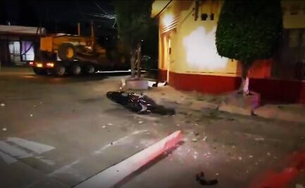 Captan en video muerte de motociclista al caerle un poste en Puebla