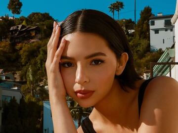 Ángela Aguilar posa con elegante bikini blanco y negro