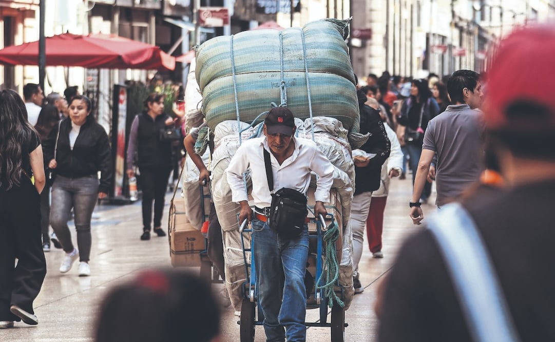 Los diablitos con carga excesiva son una problemática que afecta a negocios, pues impiden el paso de la gente. Foto: de Gabriel Pano. El Universal