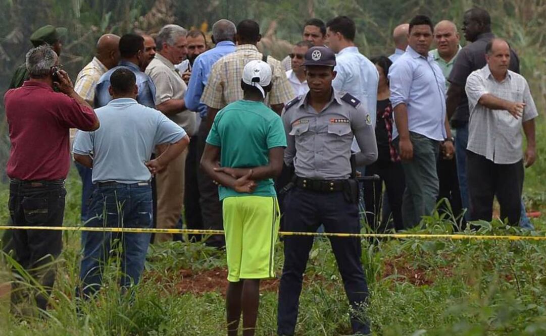 El presidente cubano Miguel Díaz-Canel acude al lugar donde se registró el accidente de avión de la aerolínea Cubana de Aviación, en La Habana, Cuba. Foto: Xinhua