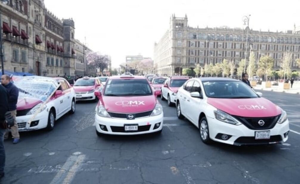 Taxistas demandan al gobierno federal salida de servicio de Uber y Cabify