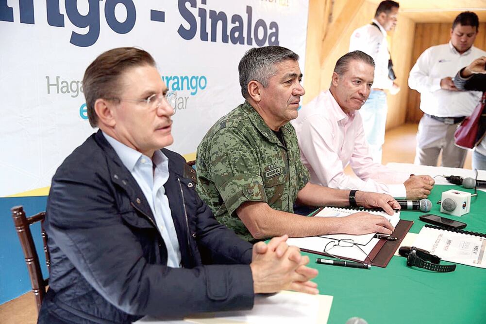 El gobernador Durango, José Rosas Aispuro (izq.), y el de Sinaloa, Quirino Ordaz (der.), destacaron que con el apoyo del Ejército, la Marina y la PGR se han logrado reducir los índices delictivos (CORTESÍA GOBIERNO DEL ESTADO)