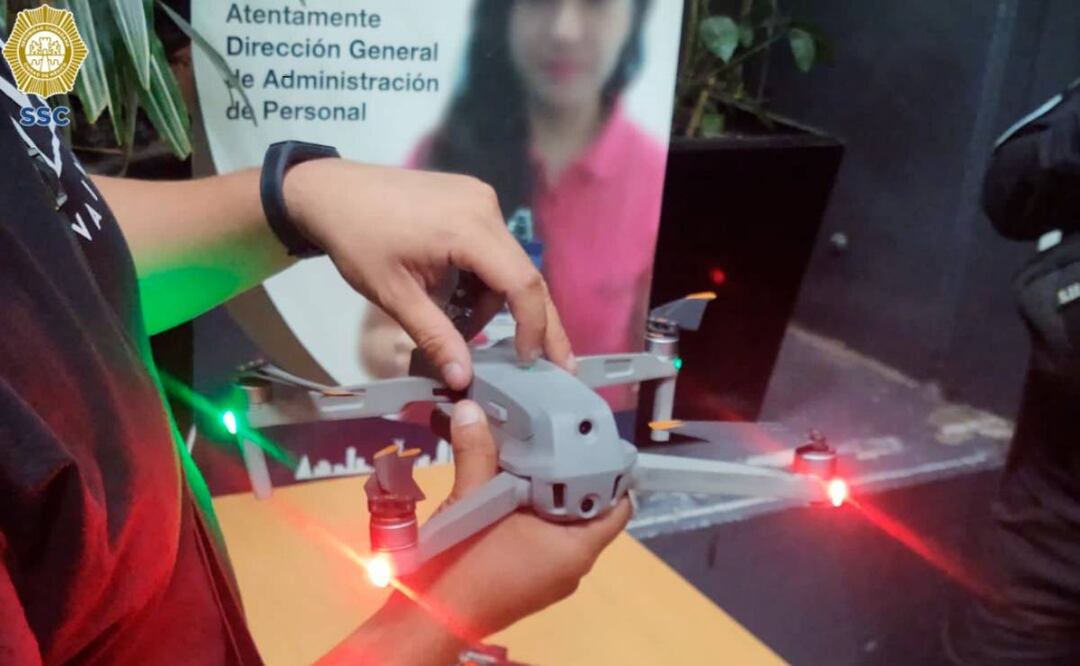 Foto: Especial, /El Universal/ Un policía carga el dron sobrevolado en la sede de la SSC