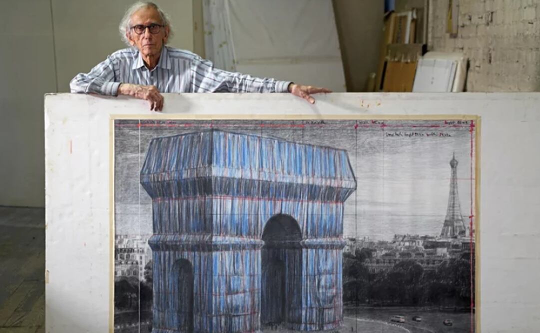 Christo en su estudio con un dibujo previo de "L'Arc de Triomphe, Wrapped", en Nueva York, en septiembre de 2019. Foto: Wolfgang Volz © 2019 Christo and Jeanne-Claude Foundation
