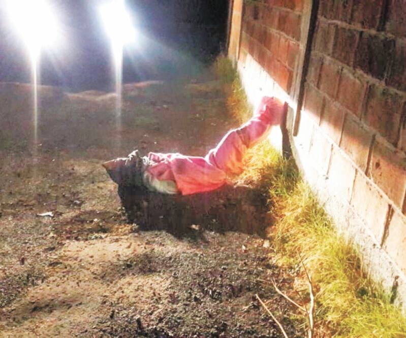 En la calle Pirul, del municipio de Ixtapaluca, hallaron el cuerpo de una mujer envuelto en una cobija color rosa. ESPECIAL