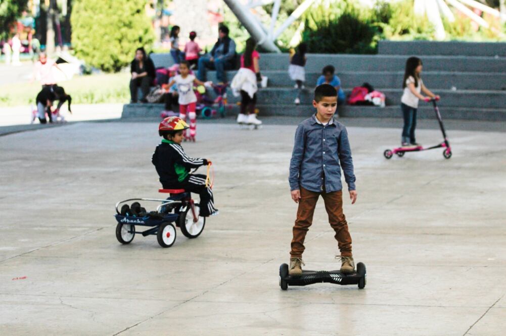 Entre los regalos de los visitantes del medio oriente sobresalen juguetes modernos como las patinetas eléctricas y robots de radiocontrol, aunque bicicletas, triciclos y monopatines también se vieron desfilar (NADYA MURILLO. EL UNIVERSAL)