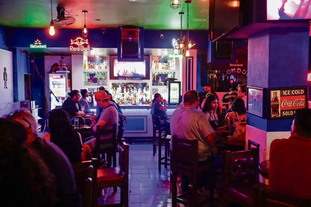 El London Pub es de los primeros bares que tras el paso de Otis abrió sus puertas y ofrece música de rock en vivo en el puerto. Foto: DIEGO SIMÓN SÁNCHEZ. EL UNIVERSAL