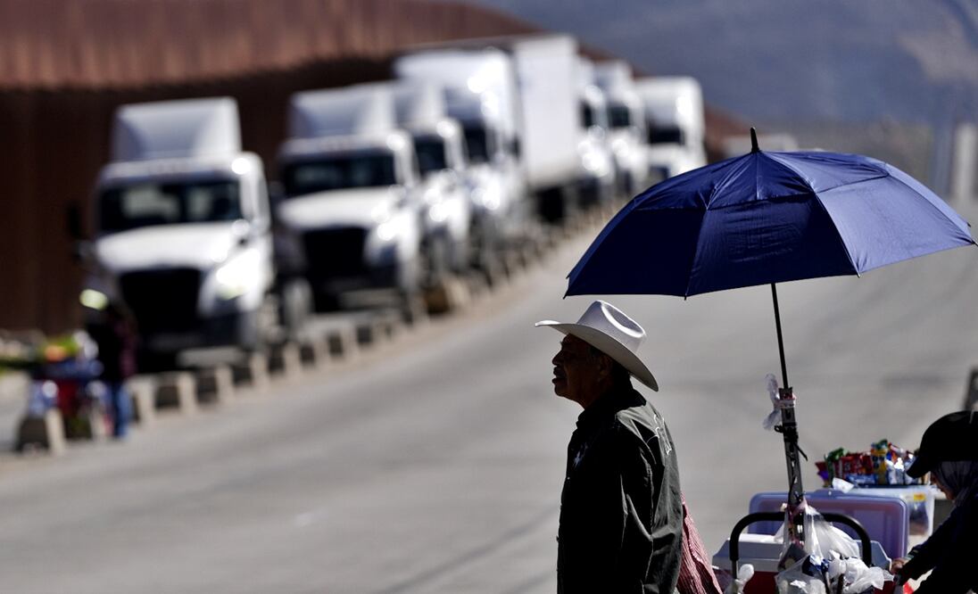 Vehículos de carga hacen una larga fila para cruzar una garita hacia EU, el pasado miércoles 5 de marzo de 2025 en la ciudad de Tijuana, México, tras la entrada en vigor de los aranceles del 25% impuestos por el presidente estadounidense, Donald Trump. Foto: AP