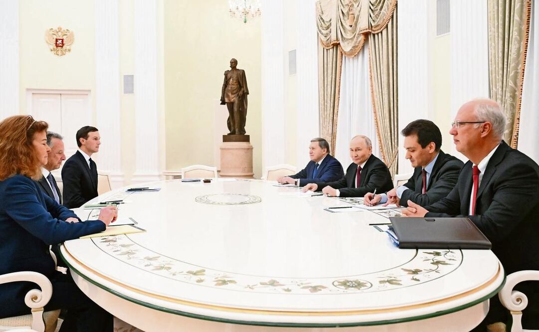 El presidente Vladimir Putin (tercero a la der.), con el enviado Steve Witkoff (segundo a la izq.) y Jared Kushner. Foto: Kristina Kormilitsina / EFE