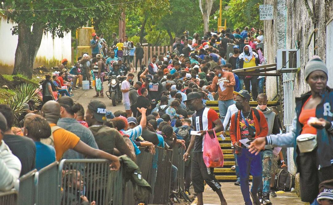 Cientos de migrantes haitianos abarrotaron las inmediaciones de la Comar para solicitar la regulación de su estadía en el país. Foto: Damián Sánchez/ Cuartoscuro