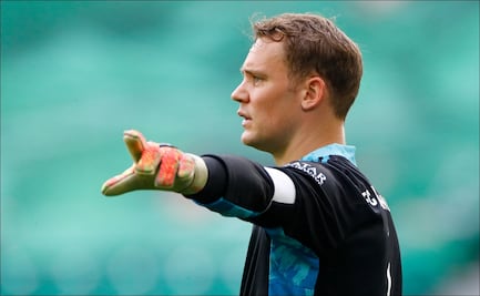 Neuer usa el trofeo de la Bundesliga para hacer ejercicio