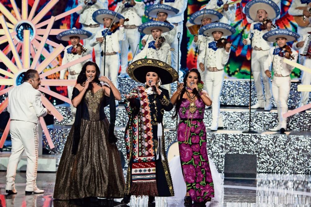 Shaila Durcal, Aida Cuevas y Lila Downs en el escenario, durante los Latin American Music Awards (FOTO: EFE)