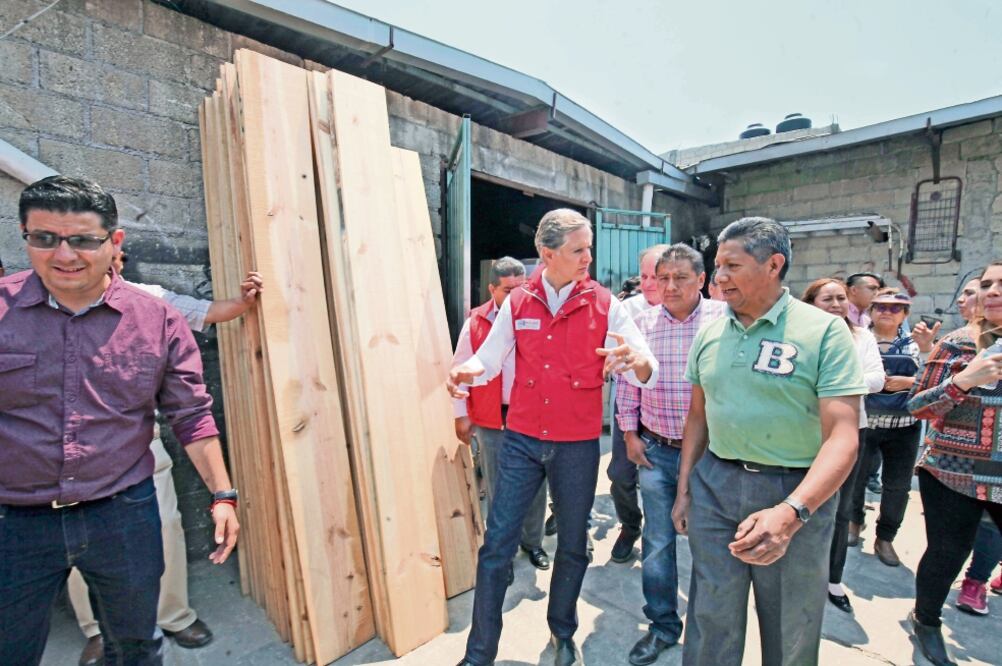 El candidato del PRI, Alfredo del Mazo, visitó un taller de madera, donde escuchó las peticiones de los artesanos. (JORGE ALVARDO. EL UNIVERSAL)