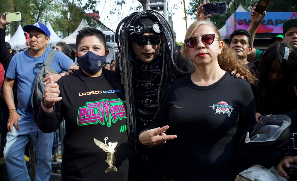 Fans de Polymarchs comienzan a llegar al escenario que se encuentra frente al Ángel de la Independencia donde se celebrará el Año Nuevo. Foto: Yaretzy M. Osnaya/EL UNIVERSAL