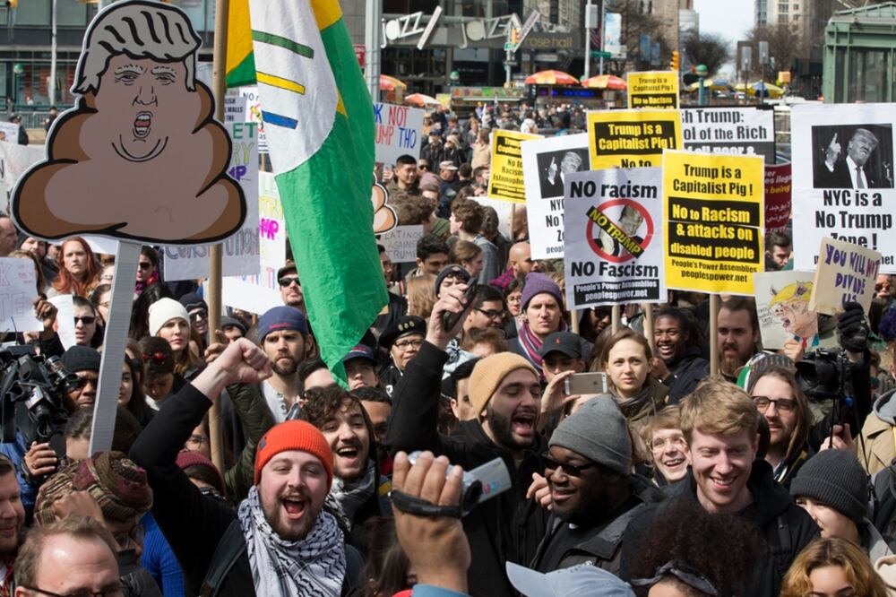 Cientos de personas participaron en manifestaciones contra el precandidato presidencial republicano Donald Trump en Nueva York y en Arizona. Foto AP