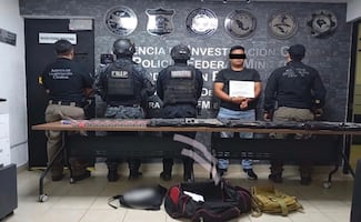 Detienen a hombre con arsenal en Chiapas; llevaba armas y 2,750 cartuchos en autobús rumbo al centro del país