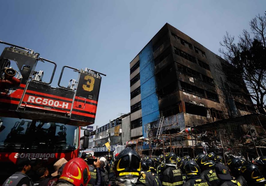 Bomberos capitalinos terminaron de sofocar el incendio que se originó desde anoche en un par de edificios ubicados a un costado de La Merced y frente al Mercado de Sonora. Foto: Diego Simón Sánchez / EL UNIVERSAL