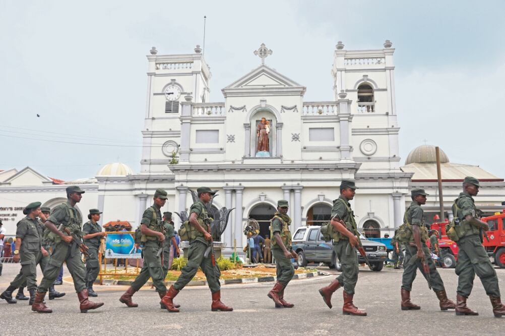 Soldados custodiaron ayer las inmediaciones del santuario de San Antonio, en Colombo. Las autoridades están alerta tras los atentados de hace una semana. / ATHIT PERAWONGMETHA. REUTERS
