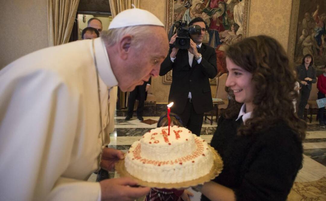 El papa Francisco cumple hoy 79 años, a menos de cuatro meses para que se cumplan tres años de su pontificado (EFE)