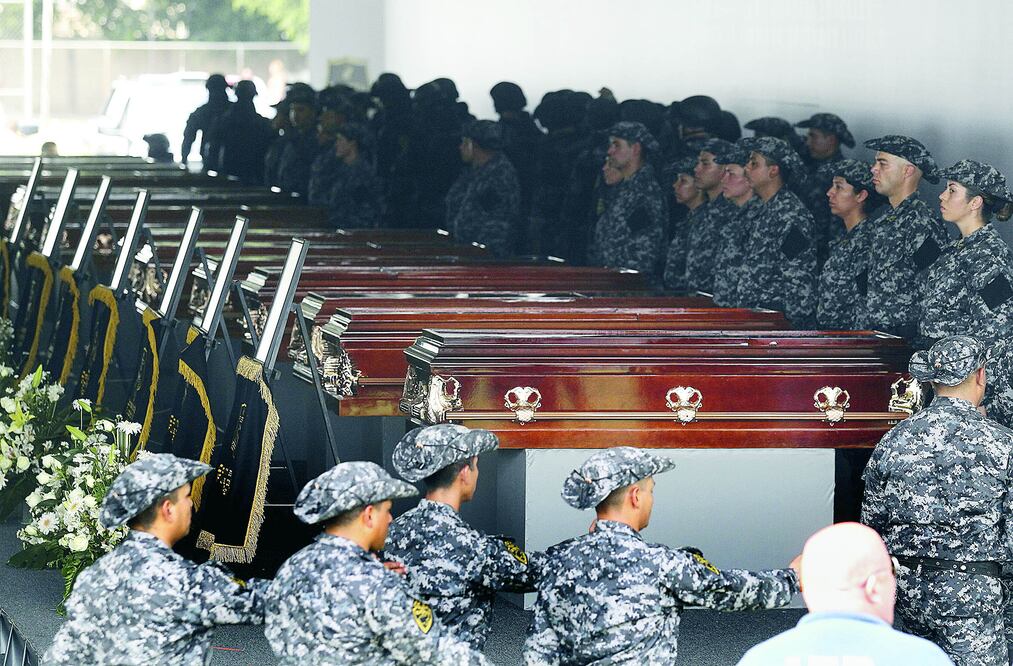 Este reconocimiento constituye un apoyo moral y económico a las familias de los caídos, a quienes se les formaliza que el militar murió con actos meritorios (ARCHIVO EL UNIVERSAL)