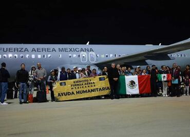 Crónica de la llegada de mexicanos a Santa Lucía desde Israel, entre porras, llanto, abrazos y frío