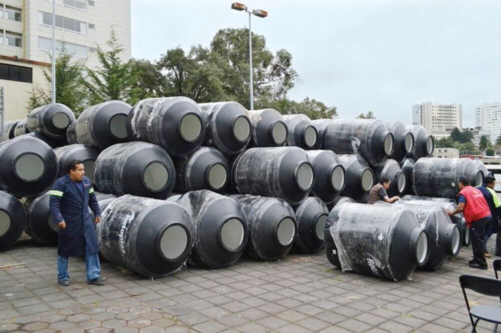 En Cuajimalpa ya se ha realizado la entrega de tinacos a los vecinos por parte de Adrián Rubalcava durante su administración como jefe delegacional. (TOMADA DE TWITTER)