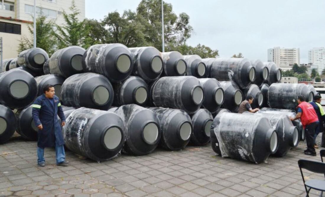 En Cuajimalpa ya se ha realizado la entrega de tinacos a los vecinos por parte de Adrián Rubalcava durante su administración como jefe delegacional. (TOMADA DE TWITTER)