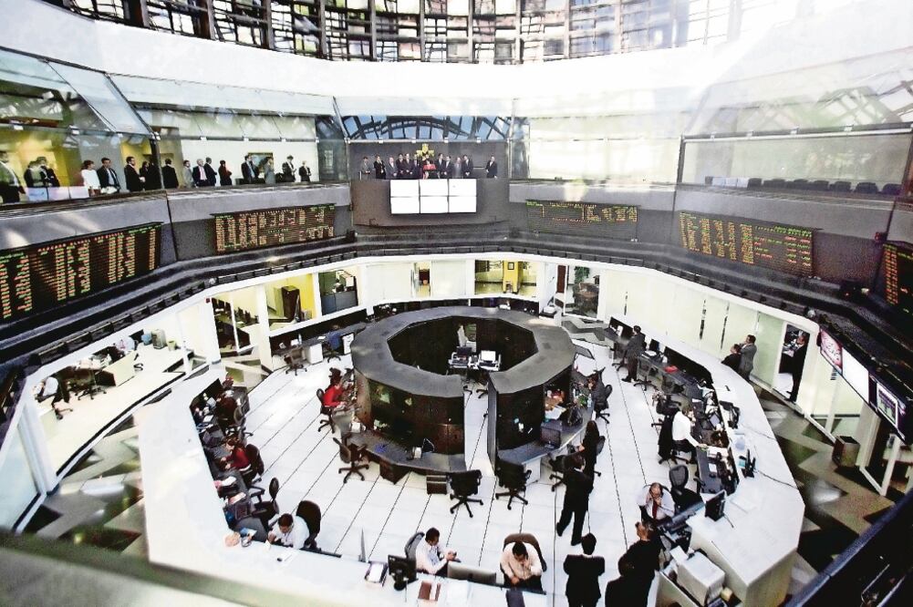 Desplome. La Bolsa Mexicana de Valores sufrió perdidas millonarias, tras la iniciativa que busca eliminar las comisiones bancarias. (ARCHIVO EL UNIVERSAL)