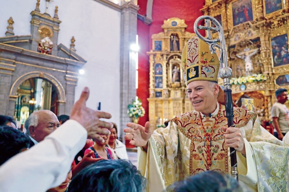 Al presidir la homilía dedicada a la Santísima Trinidad desde la catedral de Tlalnepantla, el arzobispo Carlos Aguiar pidió a los católicos reunidos en el recinto a tomar conciencia de su vocación. Foto: IRVIN OLIVARES
