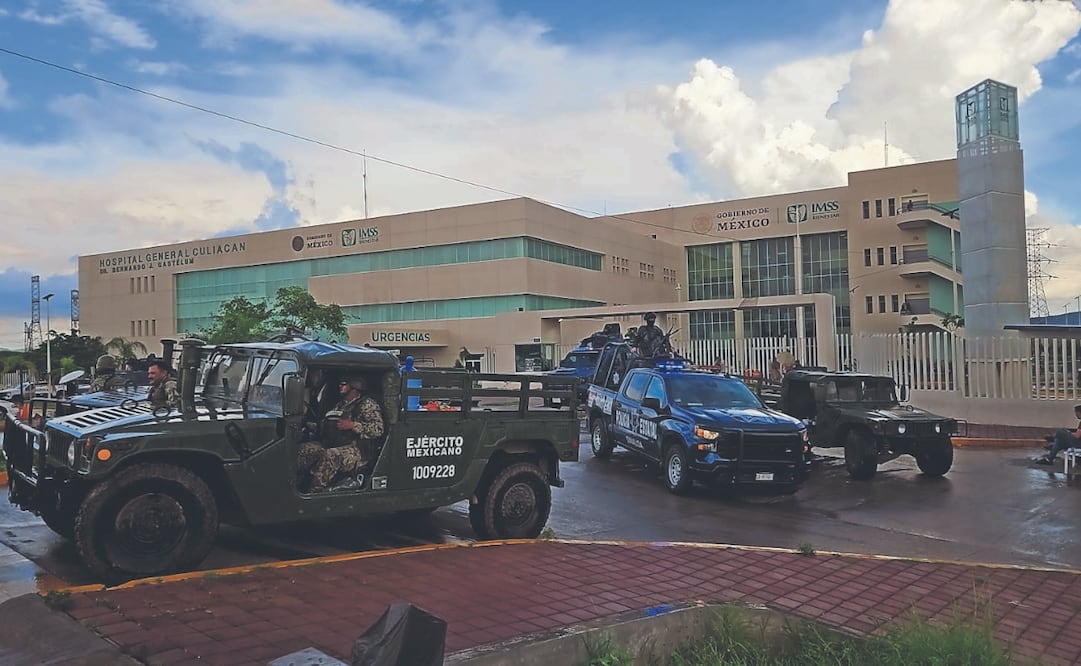 Cuerpos de seguridad desplegaron un fuerte operativo afuera de algunos hospitales de Sinaloa, derivado de la ola de asesinatos en instituciones de salud. Foto Especial
