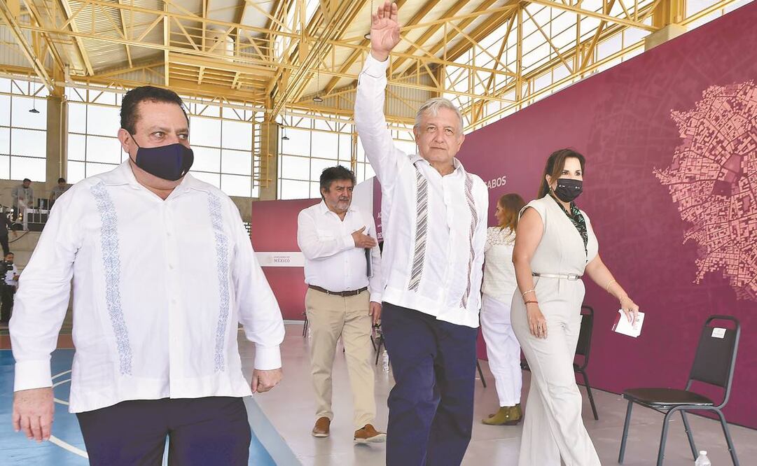 En la Zona Naval de Cabo San Lucas, el presidente Andrés Manuel López Obrador (centro) estuvo acompañado del gobernador de Baja California Sur, Carlos Mendoza Davis (izq.). Foto: PRESIDENCIA