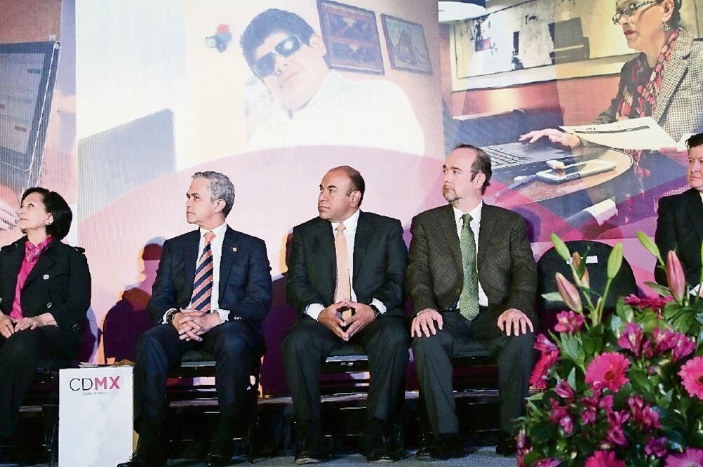 El acuerdo para promover el teletrabajo fue firmado por el jefe de Gobierno capitalino, Miguel Ángel Mancera, y autoridades educativas como Jaime Valls, director de la ANUIES (de r. )  (CDMX)